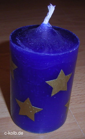 Weihnachtskerze, blau mit goldenen Sternen